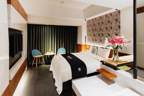 Deluxe Double Room image 3