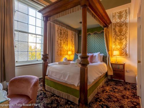 Pass the Keys The beautiful Queen Charlotte Suite