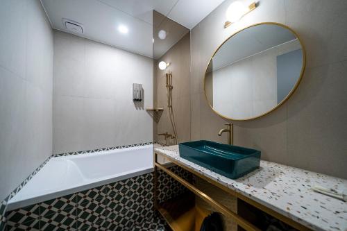 room detail thumbnail 2