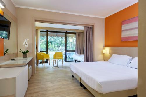 1 queen bed, 2 twin beds