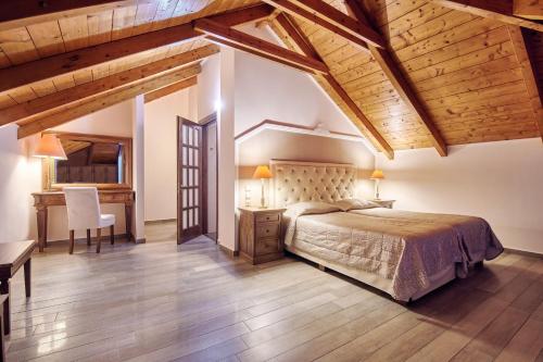 Attic Suite with Pool and Side Sea View