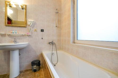 Suite  - Free Spa Access  image 1