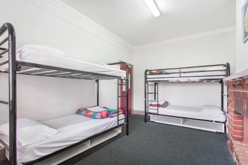 The Emperors Crown Hostel – Perth, IL