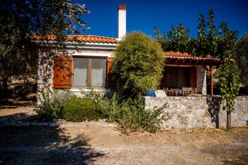 Viesnīcas āriene, Traditional Stone House in Seafront Olive Grove A in Kedro (Lesvos)