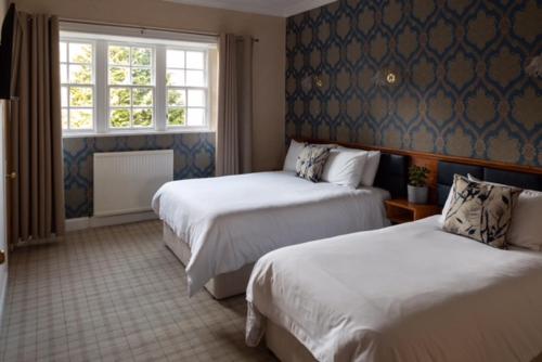 1 double bed, 1 twin bed