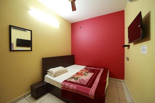 Bed, Royal Casttle Residence in Pondicherry - Cuddalore ECR Road