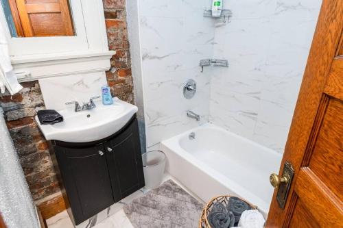 Amazing One Bedroom, Queen Bed, Washer & Dryer in Dayton, USA
