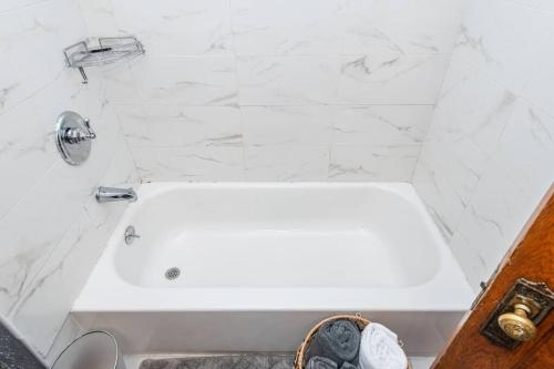 Amazing One Bedroom, Queen Bed, Washer & Dryer in Dayton, USA