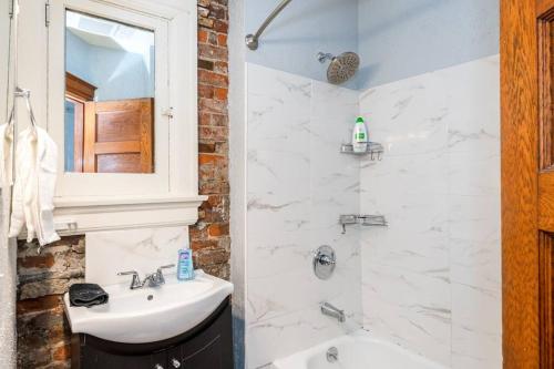 Amazing One Bedroom, Queen Bed, Washer & Dryer in Dayton, USA