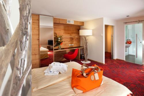 2 twin beds, 1 sofa bed
