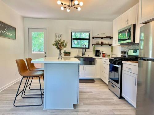 Cozy Renovated Farmhouse in SM - Downtown 5 mins in San Marcos, USA