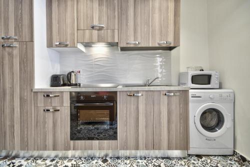 Centrally located Valletta 2-bedroom Loft - image 8