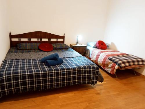 1 queen bed, 1 twin bed
