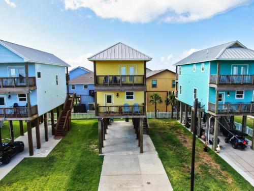 Yellow Beach Haven, Decks, Views, Mere Steps to Sand in Galveston, USA