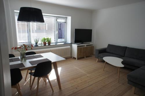 Skjoldsgade 107. Ground Floor /left (id. 052)
