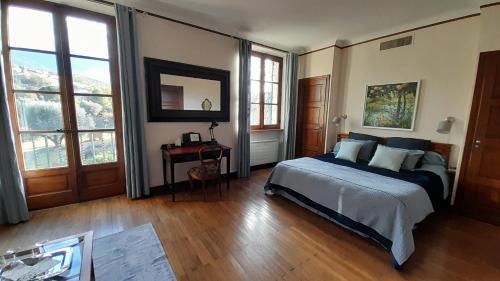 Castell Rose Room Type - King Room with Mountain View