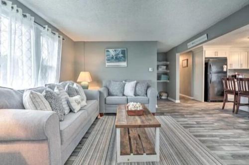 Walk to the Beach! Large beach house in Middletown, USA