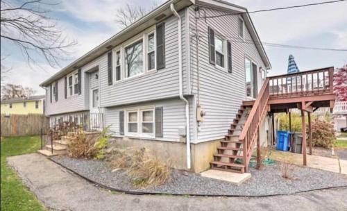 Walk to the Beach! Large beach house in Middletown, USA