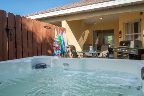 Létesítmények, Heart of the Waves - 3BR & 2BA Beach Retreat - NEW HOT TUB - Outside Patio with Grill & Seating, Ste in Indialantic