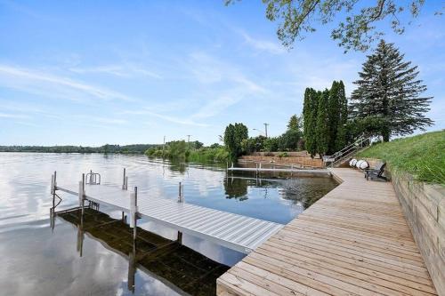 Waterfront resort w docks, bikes, water sports