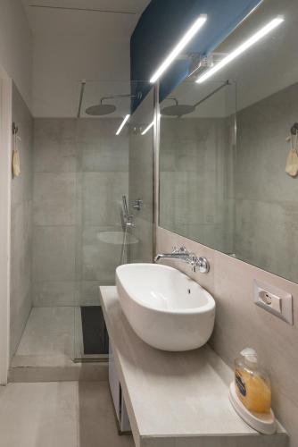 Rione Monti Studio Apt with private garden, Рим (фото 2)