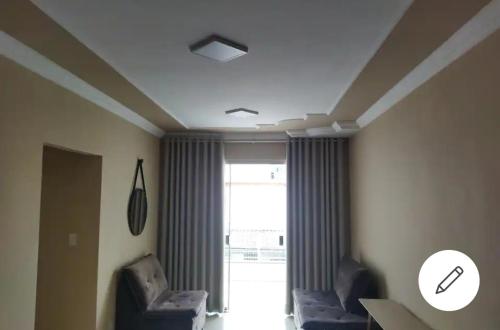 . Apartamento de luxo com 2 quartos, sala com sacada, cozinha área de serviço e 1 banheiro social.