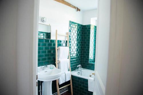 room detail thumbnail 2