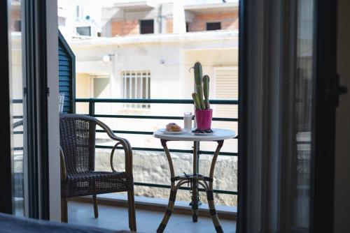 Deluxe Double Room with Balcony image 2