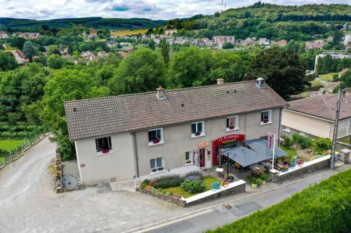 Exterior view, Hotel Le Pommeil in Gueret