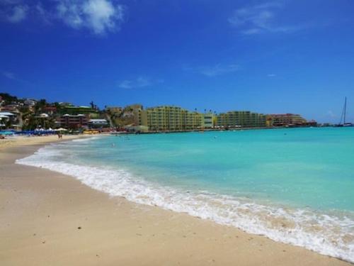 Blue Sky 2 bedr apartment with pool in Simpson bay