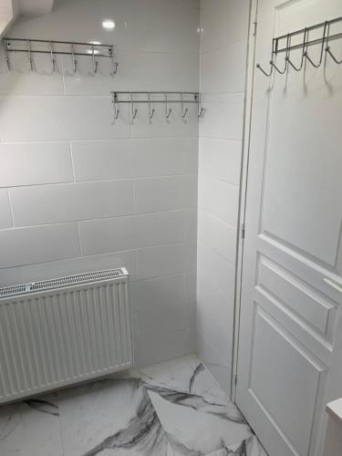 Chambre rustique avec double lit et sa salle de bain privée