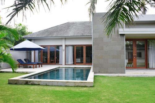 B&B Mangsit - 2 Bedroom Villa with Pool & Close to Setangi Beach - Bed and Breakfast Mangsit