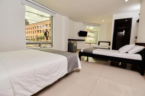 1 queen bed, 3 twin beds