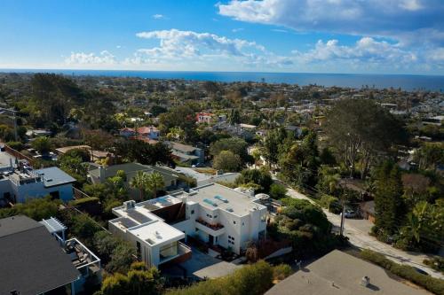 Grandview Getaway, Luxury 3BR, Ocean View, Fire Pit