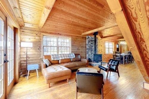 Modern Log Cabin with Vineyard Views in Penn Yan, USA
