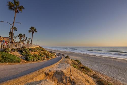 Remodeled Beach Bungalow, Block to the Beach in Carlsbad, USA