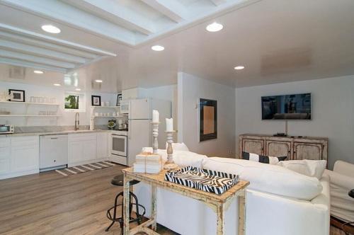 Remodeled Beach Bungalow, Block to the Beach in Carlsbad, USA