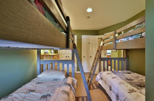 The Pico Escape- 3BR 2BA Ski On Ski Off at Pico Mountain Close to Killington condo - image 10
