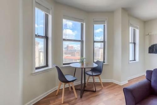 Perfect 1BR In Prime Location & View of Stadiums thumb 3