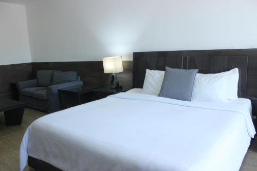 Guestroom, Beverly Hills: Hotel and Business in San Salvador