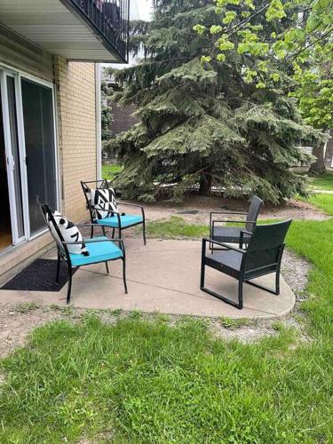 Lg. 2 br Apt. North of Chicago w/ Free Parking