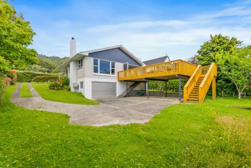 Exterior view, Winara Winner - Waikanae Holiday Home in Waikanae