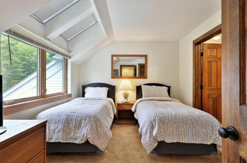 Sunrise West Glade- 3BR, 3BA Ski In Ski Out Condo condo in Killington, USA