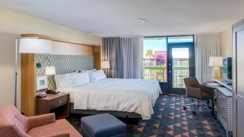 Holiday Inn & Suites Phoenix-Mesa-Chandler, an IHG Hotel