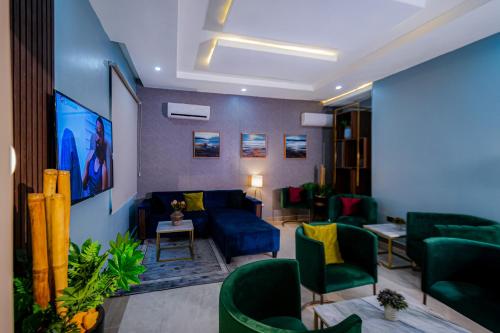 Shared lounge/TV area, Wali's Suites in Abuja
