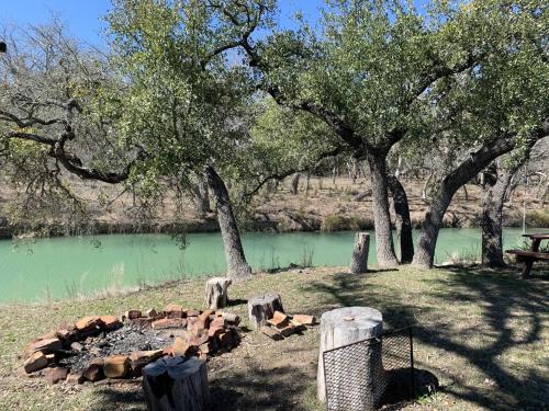 Bandera Stronghold - Red Cloud Cabin in Bandera, USA