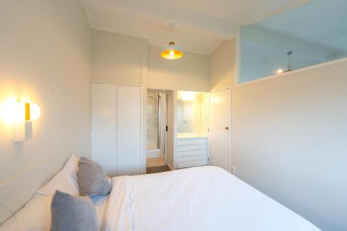 1 queen bed, 1 sofa bed