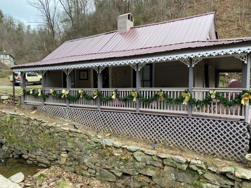 Plum Crooked Poets Cottage - Walk to Town - Luxury King Bed - Near Asheville - Excellent Wi-Fi