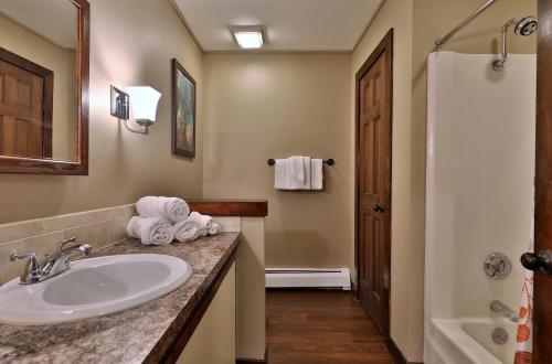 Sunrise Timberline- 3BR, 2BA Ski In Ski Out Condo condo in Killington, USA