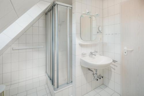 Bathroom, Haus Dwarslooper - Wohnung Luntje near Norderney Airport